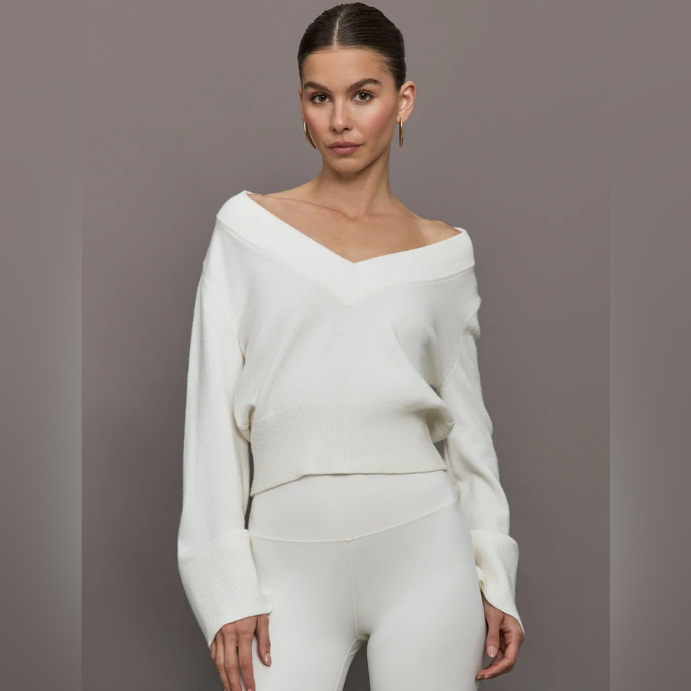 Carbon38 Off-White Off-the-Shoulder Sweater Top New Size Small.